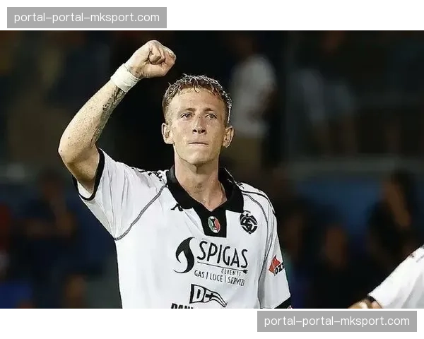 专访斯图加特体育总监：解释球队在转会市场上侧重于引进跑动能力强中场的原因