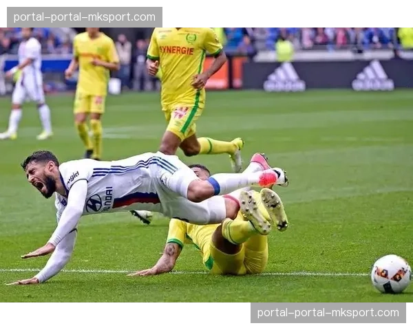 特写:南特门将拉冯扑出关键点球后激动落泪