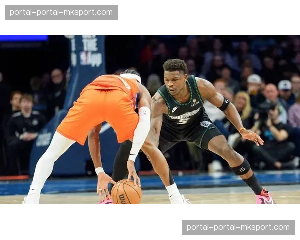 焦点时刻:爱德华兹追身大帽,随后快攻完成暴扣,点燃森林狼主场