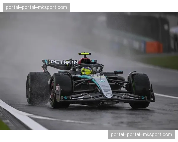 周冠宇主场作战于第十八圈进站，换上硬胎执行长距离策略